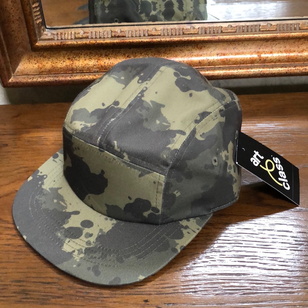 New Men’s camouflage green hat.  OSFM.  One size fits most.  Adjustable in back.